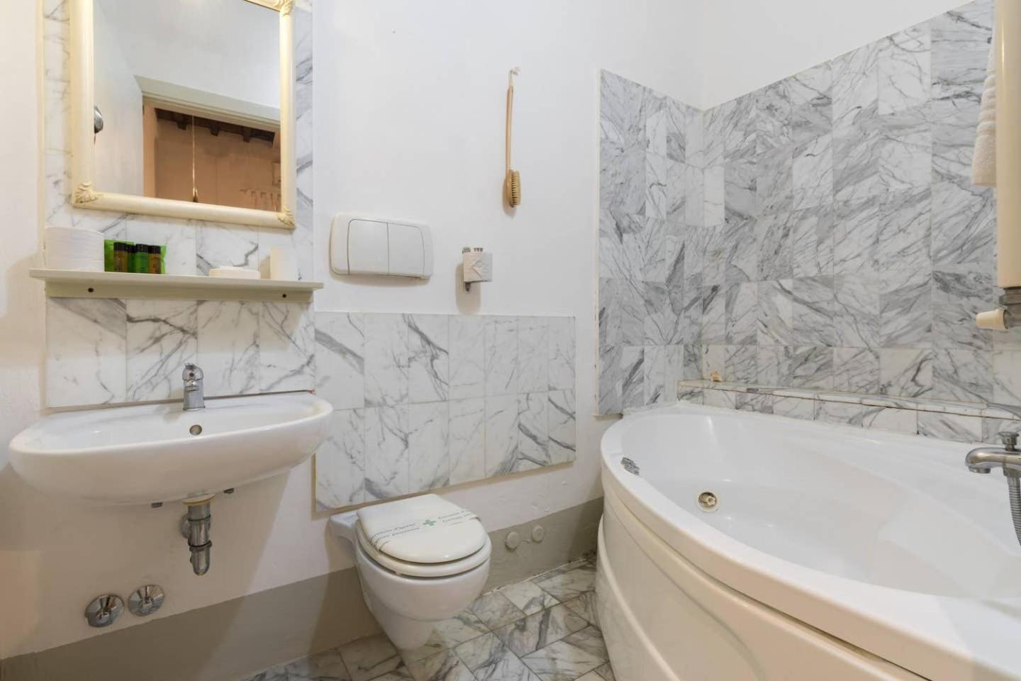 F4 - Santa Croce One Bedroom Flat 2 To 4 Guests فلورنس المظهر الخارجي الصورة